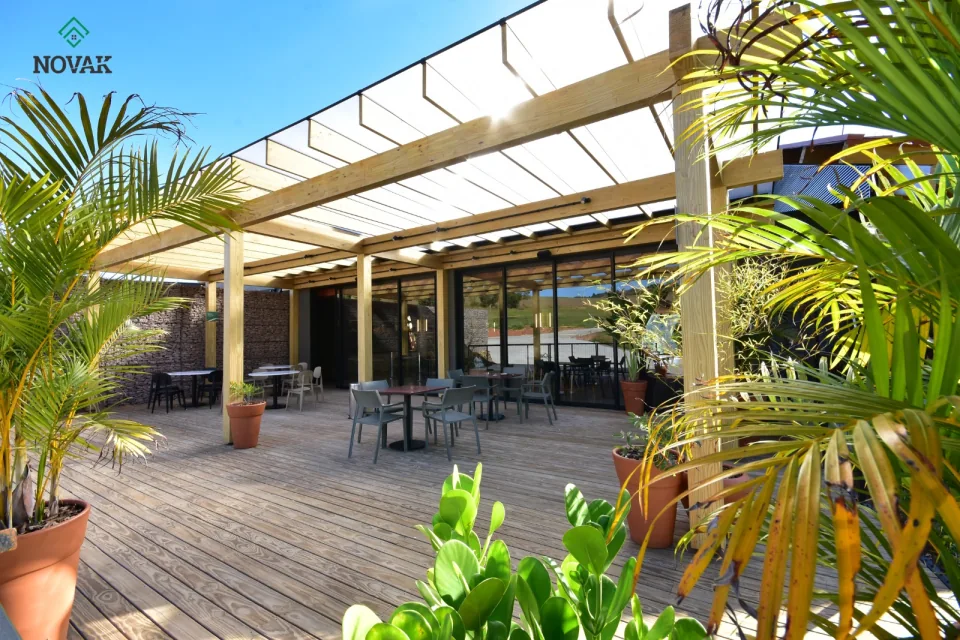 Terraço do Buraco do Padre, com cobertura de vidro e portas de correr.