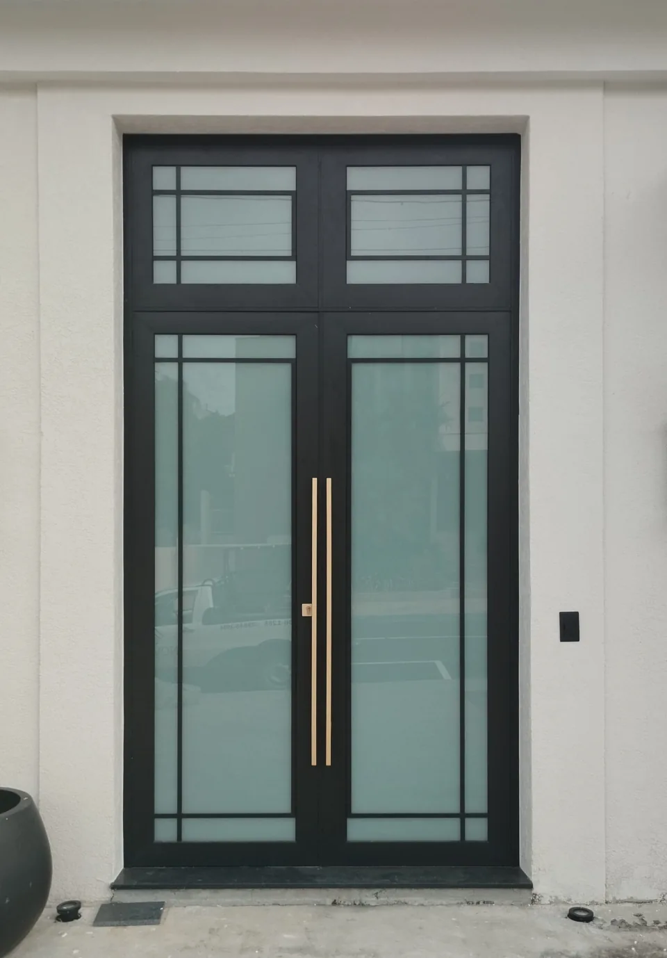 Porta de giro em obra divulgada pela Novak.